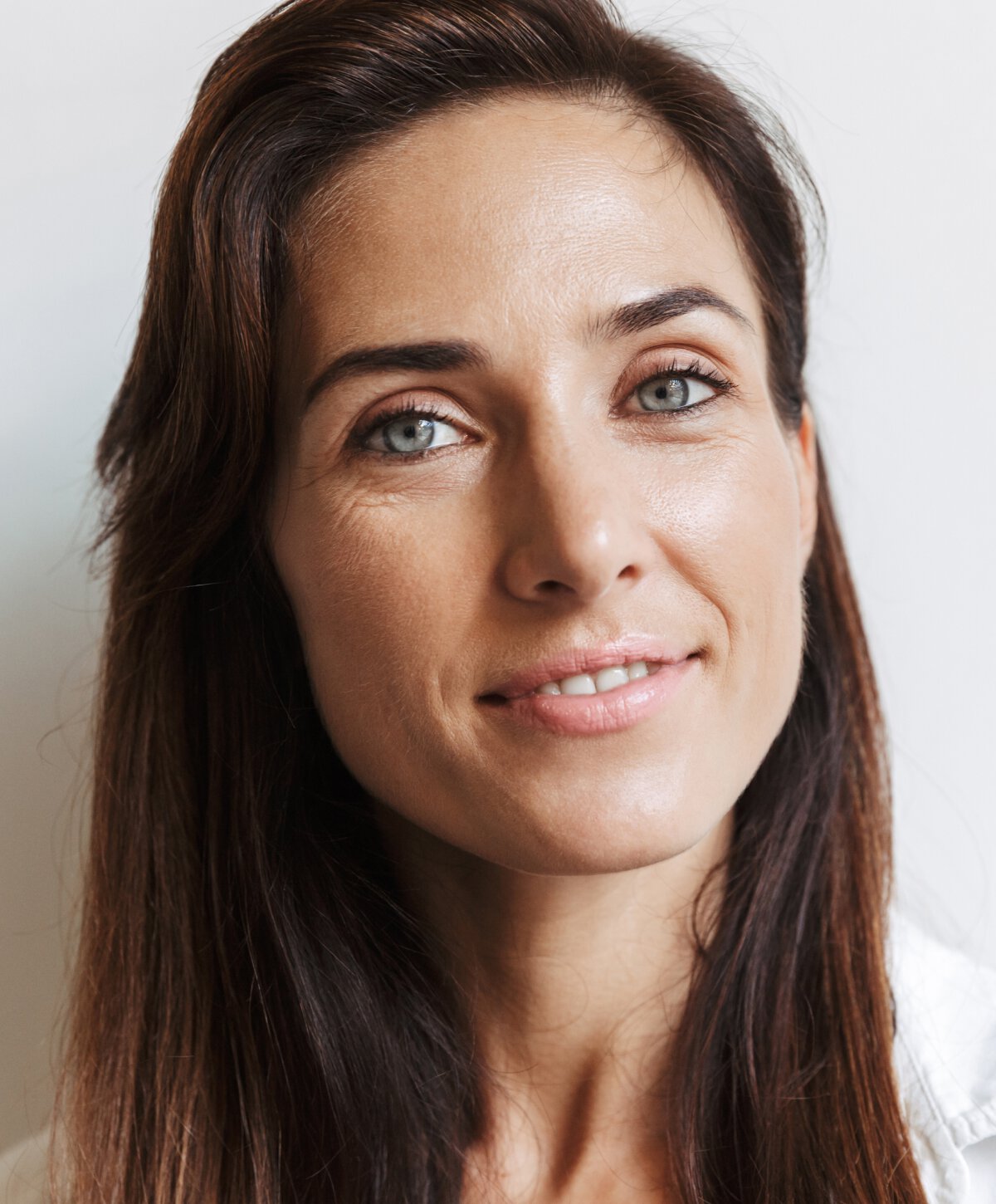 Surrey blepharoplasty model with brown hair